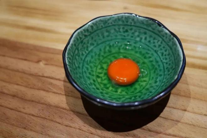 的鸡蛋后中毒！鸡蛋真的是越洗越“脏”吗？爱游戏ayx冲上热搜！一家三口吃了清洗过(图3)